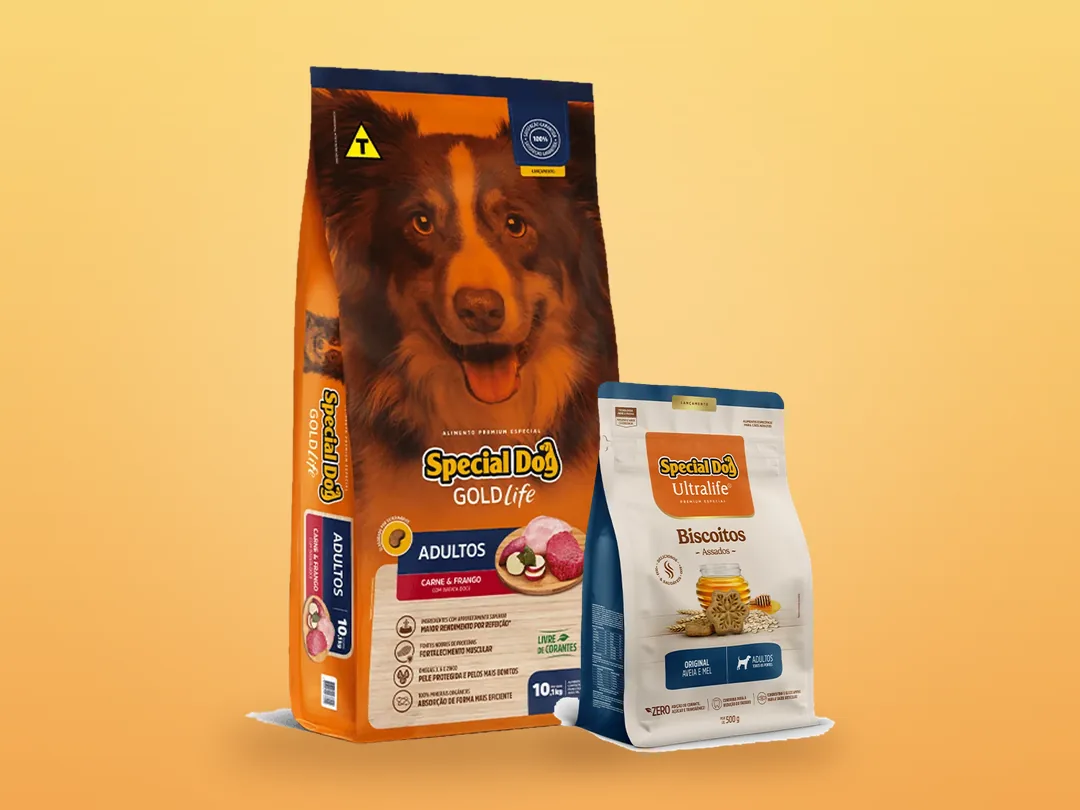 Cachorro caramelo sorrindo ao lado do saco de ração Special Dog de 15 kg e do pacote de biscoitos Special Dog